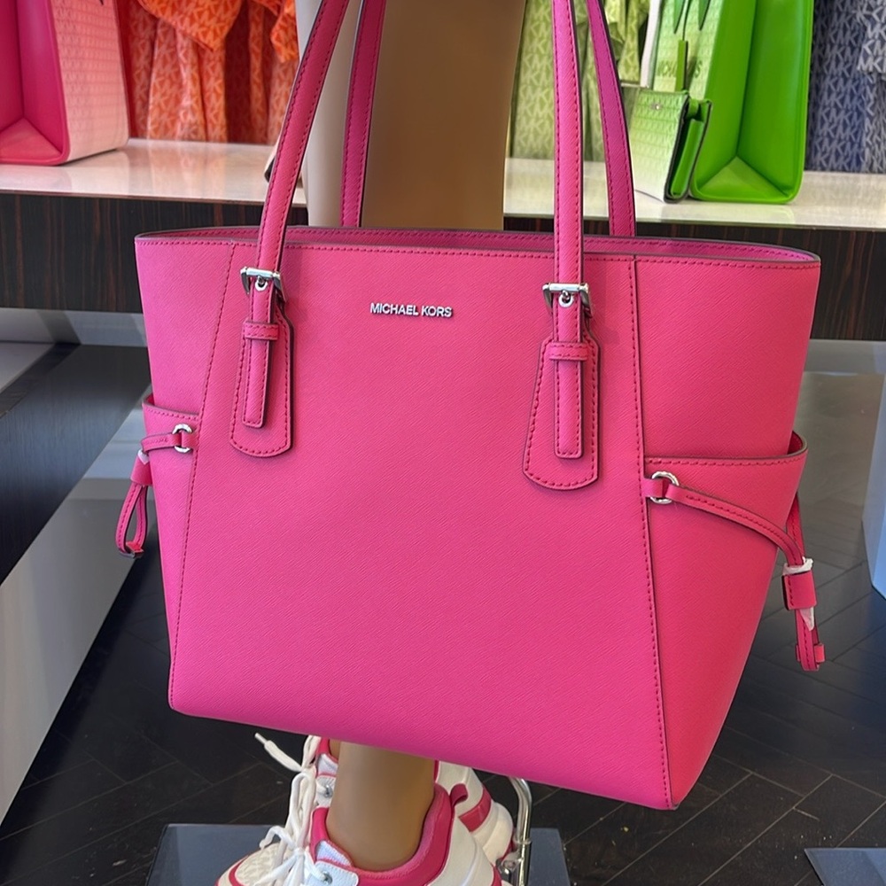 Michael Kors Voyager Large Saffiano Leather Tote Bag
Dragonfruit 
NWT - Picture 7 of 16